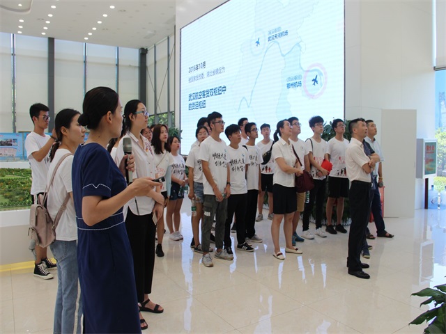 团市委组织大学生志愿者开展青年大学习 爱在